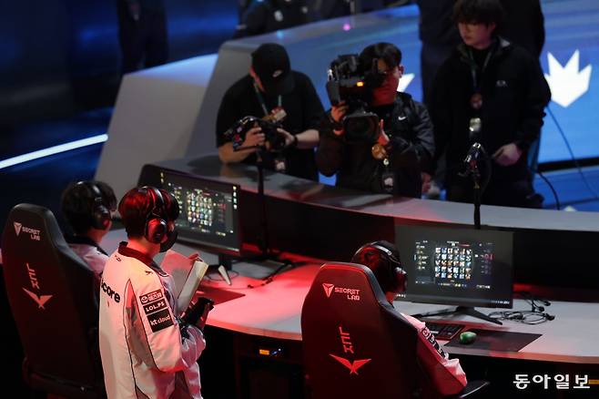 14일 서울 종로구 치지직 롤파크에서 관람객들이 ‘2026 LoL 챔피언스 코리아 컵’ 첫번째 경기 ‘DN수퍼스’와 ‘kt롤스터’의 경기를 보고 있다. 박형기 기자 oneshot@donga.com