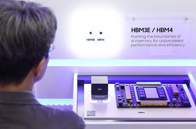 지난해 10월 22일 서울 강남구 코엑스에서 열린 제27회 반도체대전을 찾은 관람객이 삼성전자의 HBM4를 둘러보고 있다. 2025.10.22 서울=뉴시스