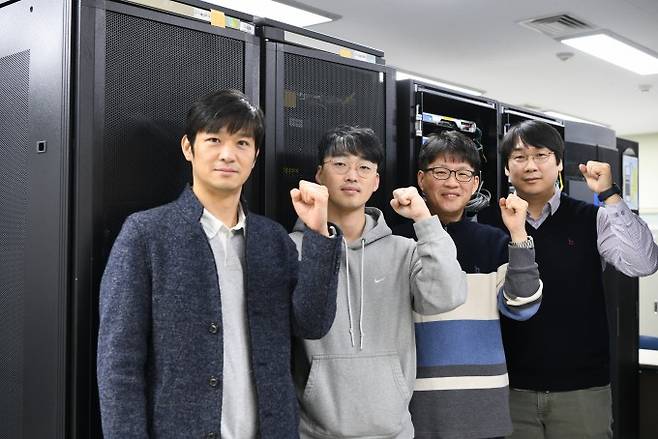 UTCk 4 개발진. 왼쪽부터 전명훈 KRISS 정보전산실장, 최경원 선임기술원, 허명선 KPS국가시간그룹장, 전현우 선임기술원. KRISS 제공