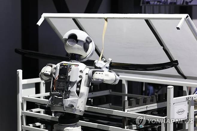 현대자동차그룹의 로봇 전문 계열사 보스턴 다이나믹스가 2035년에 휴머노이드 로봇 아틀라스를 150만대 양산하면 현대모비스의 관련 영업이익은 13조원에 달해 올해 영업이익 3조 8000억원의 약 3배에 이를 것이란 전망이 제기됐다. 사진은 미국 네바다주 라스베이거스 컨벤션센터(LVCC) 현대자동차 부스에서 시연 중인 로봇 아틀라스. 2026.1.7/연합뉴스