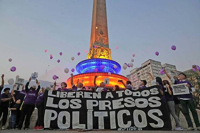 2025년 4월14일 감옥에 갇힌 정치범의 가족과 활동가들이 베네수엘라 카라카스에 모여 ‘모든 정치범의 석방’을 요구하며 풍선을 날리고 있다. AP통신
