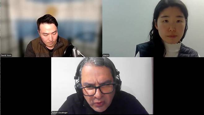 한겨레21이 2026년 1월16일 화상회의로 베네수엘라의 인권운동가 라파엘 우스카테기를 만나 현 시국에 관한 이야기를 들었다. 왼쪽부터 시계방향으로 윤신환 통역사, 신다은 기자, 라파엘 우스카테기 활동가. 화상회의 갈무리