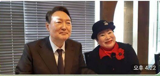 2022년 1월 16일 서울 마포구의 한 식당에서 윤석열 전 대통령(당시 국민의힘 대선 후보)과 이희자 한국근우회 회장이 만나 찍은 사진. 독자 제공