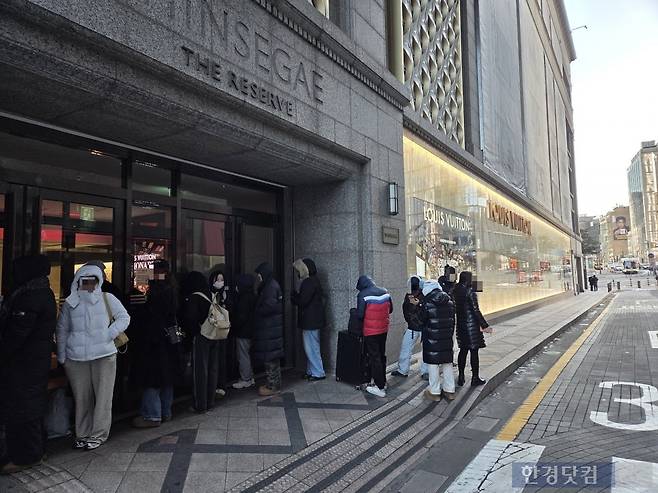 25일 서울 중구 소재 백화점 명품 매장 앞에 소비자들이 개점 전부터 길게 줄을 서있다. /사진=박수림 기자