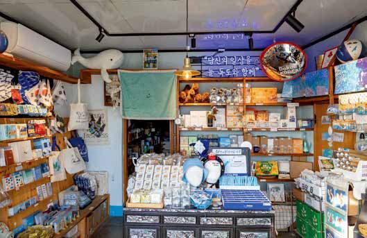상품 80여 종이 비치된 독도문방구 내부.