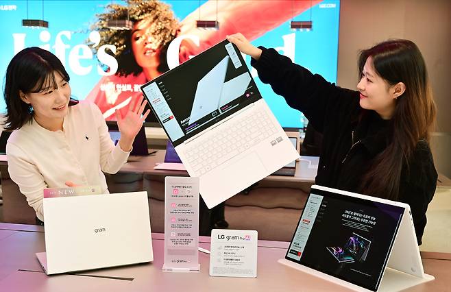 LG전자 플래그십 D5 매장 방문객들이 '2026년형 LG 그램'을 체험하고 있다. LG전자 제공