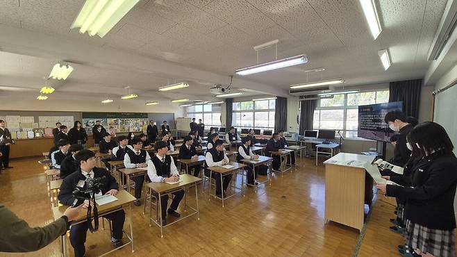  지난 1월 경주신라공고 교류단이 일본 우사시 고등학교에서 청소년 프로그램에 참여하고 있는 모습 ⓒ경주시 제공 