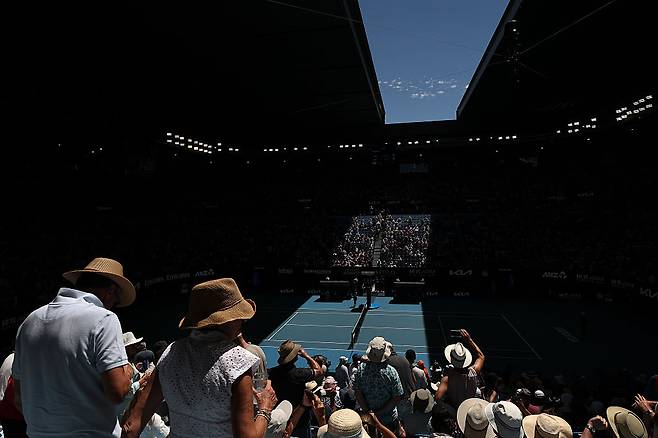 경기 중 폭염으로 돔 지붕을 닫고 있는 로드레이버 아레나. 게티이미지코리아