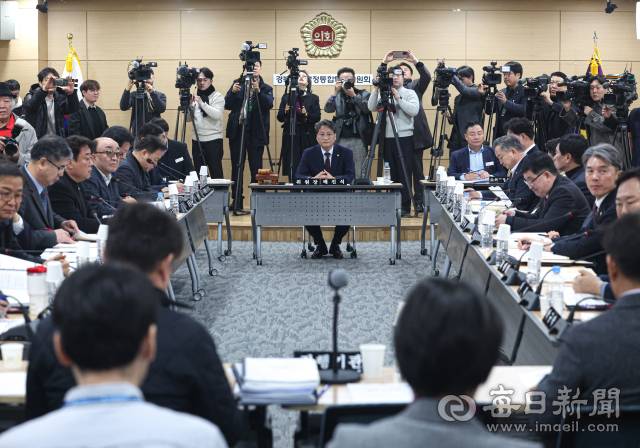 대구·경북(TK) 행정통합 논의가 급물살을 타고 있는 27일 경북도의회에서
