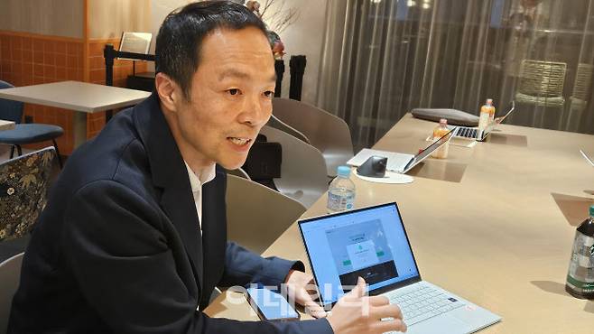 민경욱 스냅태그 대표가 지난 20일 일본 도쿄 LYF에서 열린 기자간담회에서 자사의 비가시성 워터마크 ‘K-Safe’를 시연하고 있다.(사진=김세연기자)