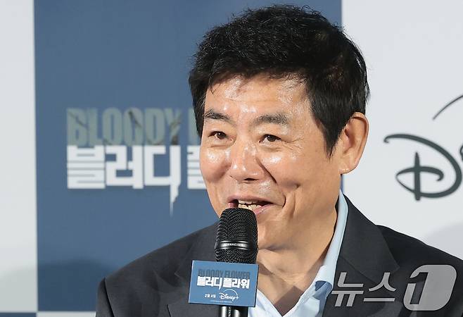 배우 성동일이 27일 서울 용산구 CGV용산아이파크몰에서 열린 디즈니+ 오리지널 시리즈 '블러디 플라워' 제작발표회에서 인사말을 하고 있다. '블러디 플라워'는 모든 불치병을 치료할 수 있는 능력을 가진 연쇄살인범을 둘러싼 사람들의 이야기를 그린 미스터리 스릴러다. 2026.1.27/뉴스1 ⓒ News1 권현진 기자