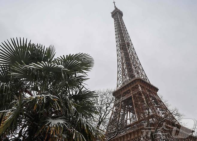 7일(현지시간) 프랑스 파리 에펠탑에 눈이 쌓인 모습. 2026.01.07. ⓒ AFP=뉴스1 ⓒ News1 윤다정 기자