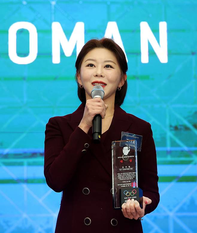 김가영이 26일 서울 송파구 올림픽파크텔에서 열린 ‘제37회 윤곡 김운용 대한민국 여성체육대상(윤곡상)’ 시상식에서 대상을 받은 뒤 소감을 말하고 있다. 사진 | 프로당구협회