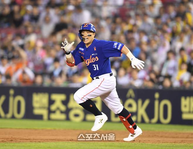 한화 손아섭이 좌전안타를 친 후 다른 주자 수비하는 사이 2루까지 뛰고 있다. 사진 | 최승섭기자 thunder@sportsseoul.com