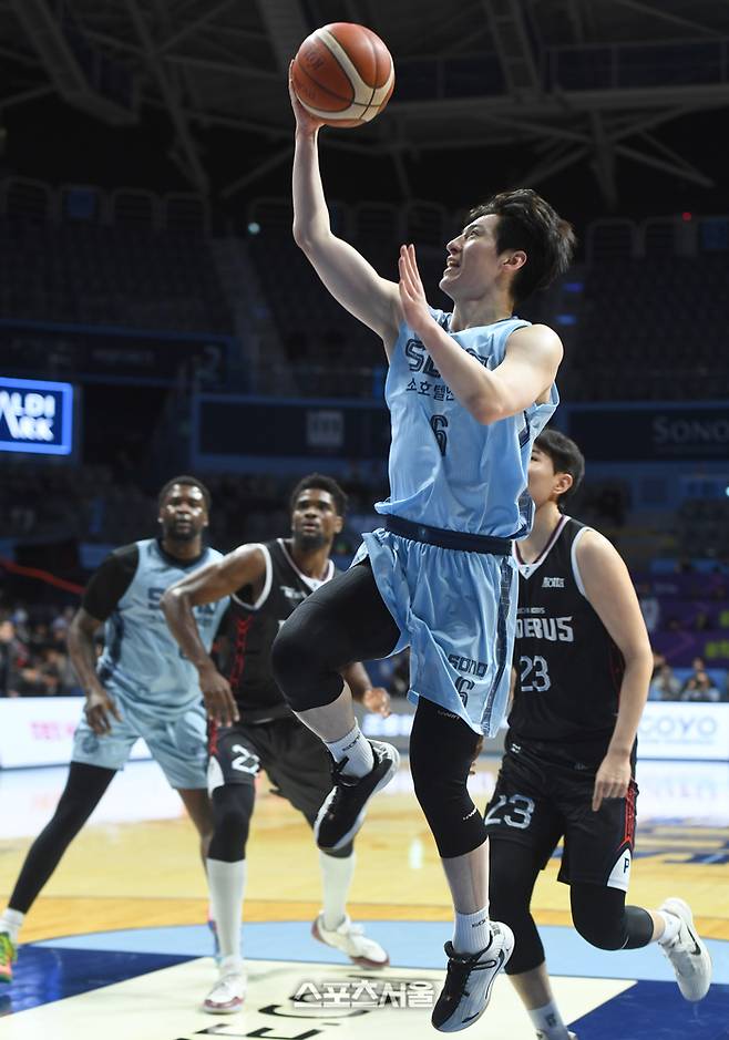 소노 이정현이 27일 고양 소노 아레나에서 열린 2025~2026 LG전자 프로농구 울산 현대모비스와 경기에서 슛을 시도하고 있다. 고양 | 최승섭기자 thunder@sportsseoul.com