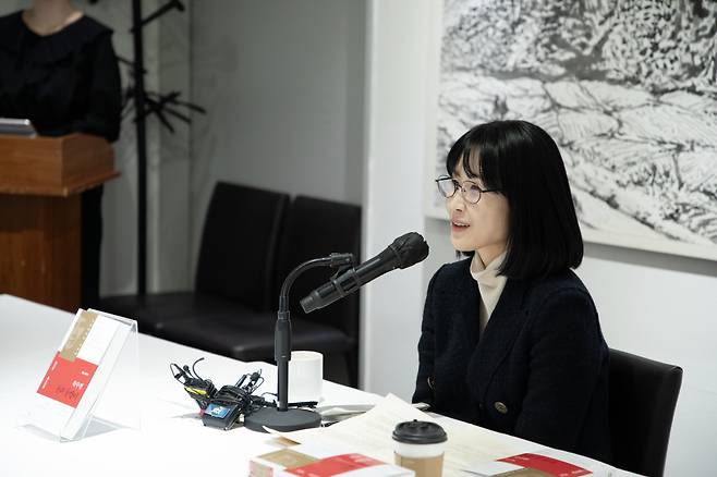 제49회 이상문학상 대상을 차지한 '눈과 돌멩이'의 위수정 작가가 지난 27일 서울 정동 달개비'에서 열린 이상문학상 대상발표 기자간담회에 참석해 질문에 답하고 있다. 사진=다산북스