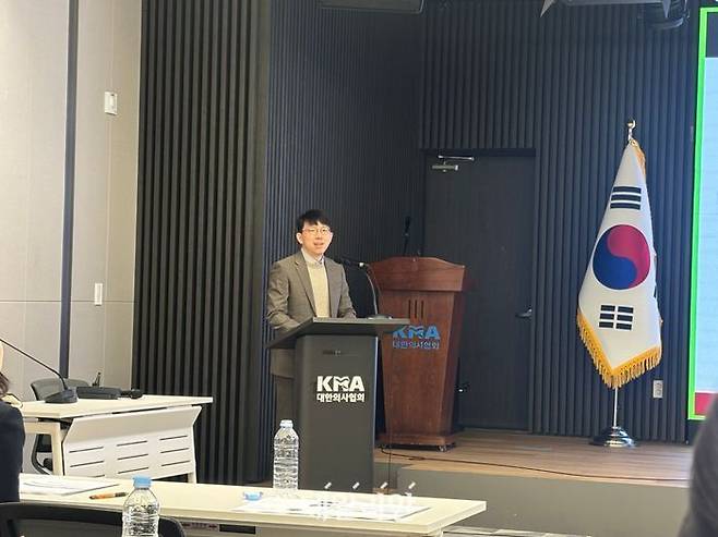 27일 서울 용산구 의협회관에서 열린 ‘의과대학 증원과 의학교육의 문제 II’ 세미나에서 김도환 고려대 의대 교수가 발언하고 있다. ⓒ데일리안 김효경 기자