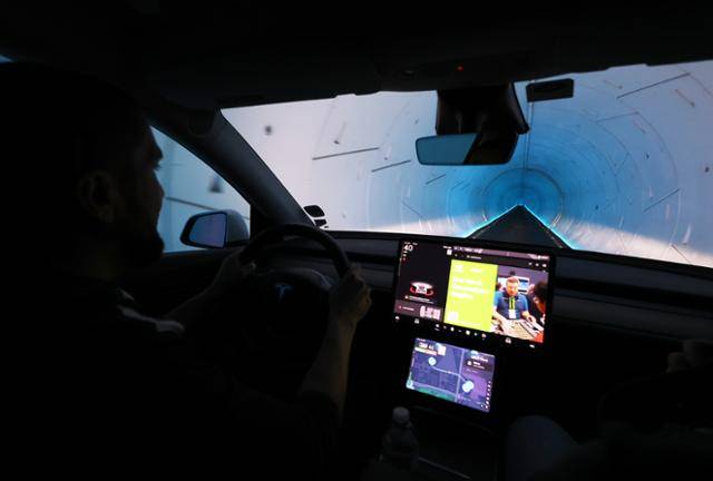 5일 미국 네바다주 라스베이거스 컨벤션센터(LVCC) 인근 베이거스 루프에서 테슬라 차량이 이동하고 있다. 연합뉴스