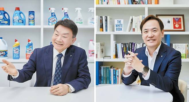 유한클로락스 박종현(왼쪽)·김광호 공동대표. 유한의 전통과 생산 시스템을 지켜온 박 대표와 글로벌 경영 감각으로 R&D·마케팅 혁신을 이끄는 김 대표가 서로 다른 강점을 바탕으로 ‘국민 위생’이라는 하나의 가치를 완성해가고 있다. 조인기 사진작가