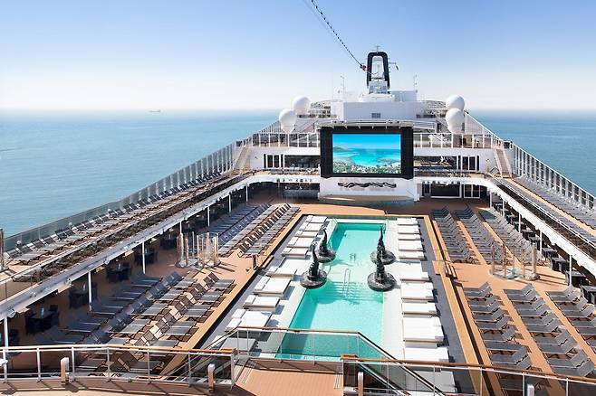 MSC크루즈 벨리시마호는 기존에 한국에서 선보였던 크루즈보다 규모가 클뿐더러 프리미엄 서비스까지 내세운다. 사진은 벨리시마호 야외 수영장. 사진 MSC크루즈
