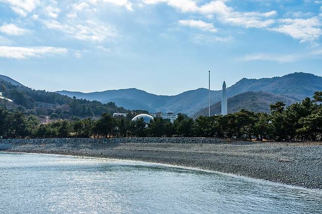 외나로도의 나로우주센터, 몽돌해변과 이어진다(사진=이효태)