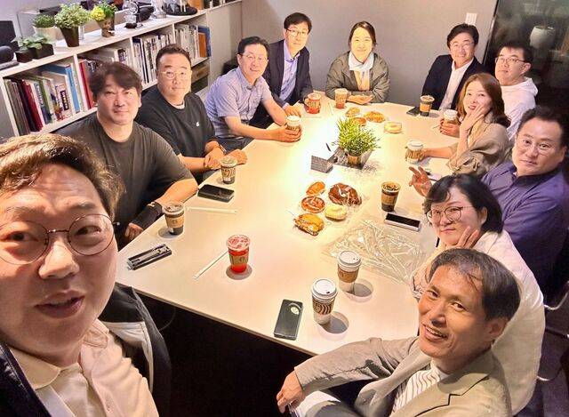 이승제(왼쪽) 목사가 지난해 1월 서울 동대문구의 한 사무실에서 엠씨넷 CEO 모임 회원들과 함께 기념촬영을 하고 있다. 엠씨넷 제공