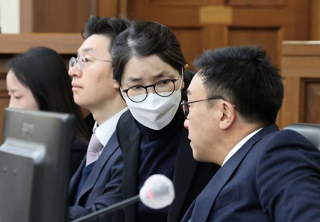 김건희 여사가 지난해 12월 3일 서울 서초구 서울중앙지방법원에서 열린 자본시장법 위반 혐의 결심 공판에 출석, 변호인과 대화하고 있다. 사진공동취재단