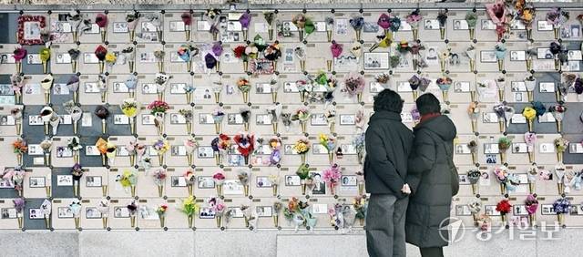 26일 인천 부평구 인천가족공원 봉안당을 찾은 추모객이 고인을 기리고 있다. 인천가족공원의 봉안당·자연장지가 2030년 포화할 것이란 전망 이 나오면서 산분장으로의 전환이 필요하다는 지적이 나오고 있다. 조병석기자