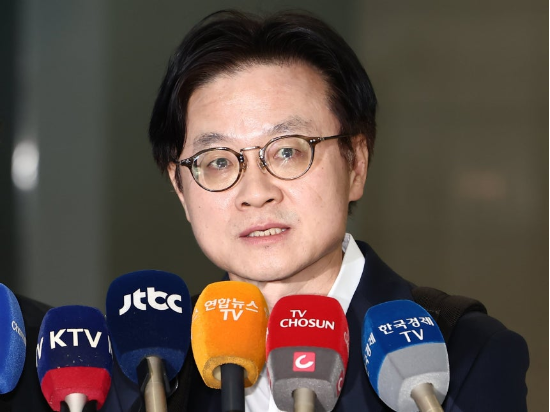 김정관 산업통상자원부 장관이 지난해 10월 22일 오전 인천공항 2터미널에서 한미 관세협상 후속 협의를 위해 미국으로 출국하고 있다. (뉴스1)