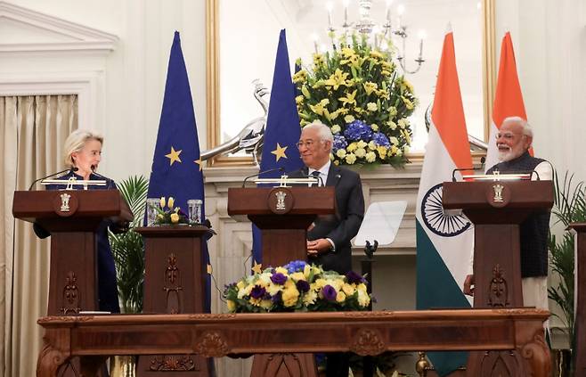(왼쪽부터) 우르줄라 폰데어라이엔 유럽연합(EU) 집행위원장, 안토니우 코스타 유럽이사회 의장, 나렌드라 모디 인도 총리가 27일(현지시간) 인도 수도 뉴델리에서 공동 기자회견을 하고 있다. /로이터=뉴스1