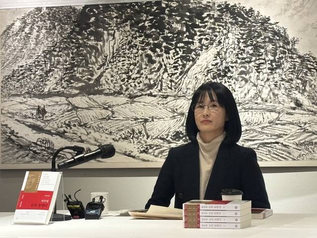 27일 오전 서울 중구 한 식당에서 열린 제49회 이상문학상 기자간담회에서 대상을 수상한 위수정 작가가 소감을 밝히고 있다.