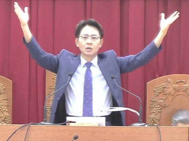 가수 얀의 목사 사진이 공개돼 화제다. / 온라인 커뮤니티