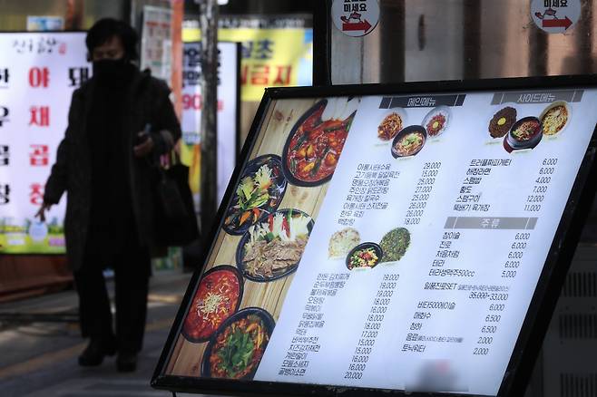 서울 강남의 식당 메뉴판에 소주와 맥주가격이 나와 있다. 뉴시스