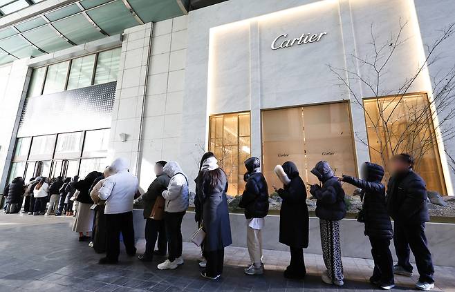 지난 25일 서울 한 까르띠(Cartier)에 매장 앞에서 고객들이 줄지어 입장을 대기하고 있다. 뉴시스