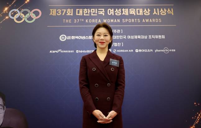 김가영이 윤곡대상을 수상하고 미소를 짓고 있다. /사진=PBA 투어 제공