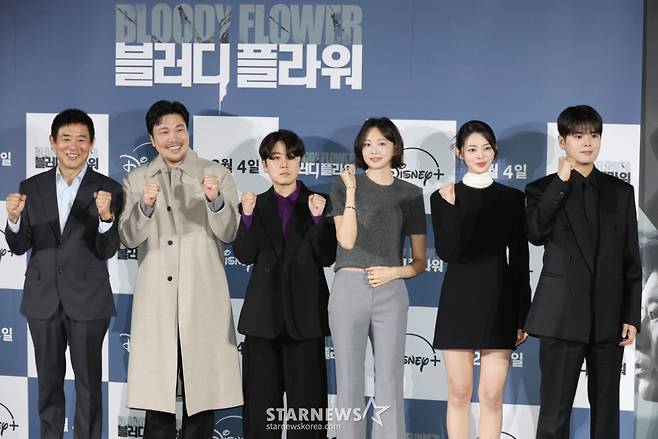 배우 성동일, 신승환, 한윤선 감독, 배우 금새록, 정소리, 려운이 27일 오전 서울 CGV용산아이파크몰에서 진행된 디즈니+ 오리지널 시리즈 '블러디 플라워' 제작발표회에 참석해 포즈를 취하고 있다. 모든 불치병을 치료할 수 있는 능력을 가진 연쇄살인범을 둘러싼 사람들의 이야기를 그린 미스터리 스릴러 '블러디 플라워'는 내달 4일 공개된다. /2026.01.27 /사진=이동훈 photoguy@