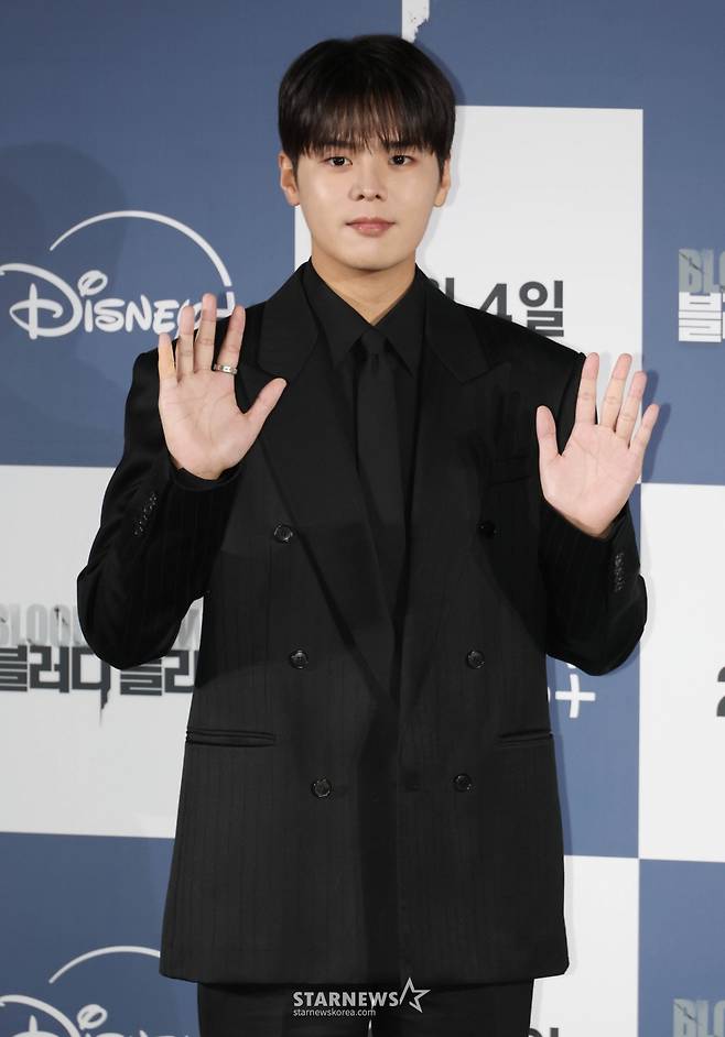 배우 려운이 27일 오전 서울 CGV용산아이파크몰에서 진행된 디즈니+ 오리지널 시리즈 '블러디 플라워' 제작발표회에 참석해 포즈를 취하고 있다. 모든 불치병을 치료할 수 있는 능력을 가진 연쇄살인범을 둘러싼 사람들의 이야기를 그린 미스터리 스릴러 '블러디 플라워'는 내달 4일 공개된다. /2026.01.27 /사진=이동훈 photoguy@