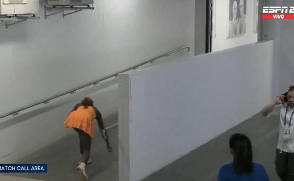 라켓을 내리치는 가우프(사진=호주오픈 SNS)