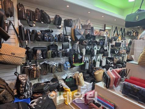 지식재산처 상표경찰이 부산 일대에서 비밀리에 운영 중인 위조상품 판매처를 압수수색하고 있다. (사진=지식재산처 제공)