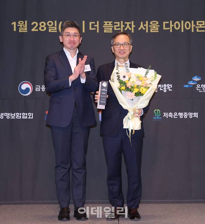 ‘2026 이데일리 금융대상’ 시상식에서 금융위원장상을 수상한 KB라이프생명보험 정문철(오른쪽) 사장과 시상자인 안창국 금융위원회 상임위원이 기념촬영을 하고 있다. (사진=노진환 기자)