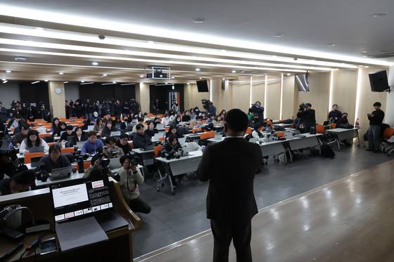 민희진 前 어도어 대표 소송대리인 법무법인 지암 김선웅 변호사가 28일 오후 서울 종로구 교원종각빌딩에서 민희진 前 어도어 대표 '뉴진스 탬퍼링' 의혹 관련 공개 기자회견을 하고 있다. 앞서 김 변호사는 “최근 민희진에 대한 어도어의 손해배상소송, 뉴진스 멤버 일부에 대한 어도어의 계약해지 및 손해배상소송과 관련해 이른바 '뉴진스 탬퍼링' 의혹에 대한 진실을 전달하기 위해 이번 기자회견을 개최하게 됐다”라고 취지를 설명했다. 박세완 엔터뉴스팀 기자 park.sewan@jtbc.co.kr