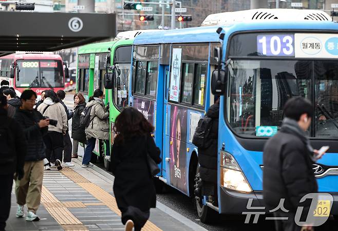서울역 버스환승센터에서 시민들이 시내 버스를 이용하고 있다. 2026.1.15/뉴스1 ⓒ News1 김도우 기자