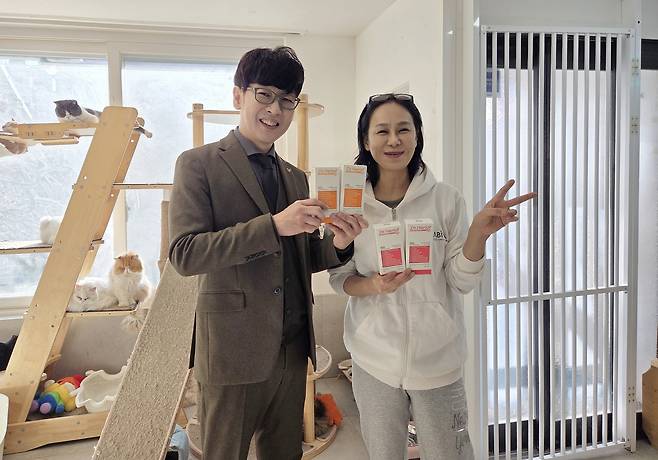 28일 신준호 어반포즈 대표(왼쪽)가 서울 용산구 나비야사랑해 보호소에 방문해 닥터헤리엇 신제품을 후원하고 유주연 나비야사랑해 대표와 기념 사진을 찍고 있다. ⓒ 뉴스1 한송아 기자