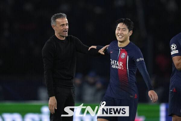 파리 생제르맹(PSG) 루이스 엔리케 감독과 이강인. /사진=뉴시스(AP)