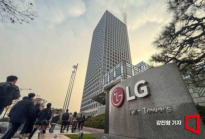 LG그룹이 사장단 인사와 조직개편을 앞둔 21일 서울 여의도 LG그룹 본사에서 직원들이 출근길에 오르고 있다. 강진형 기자