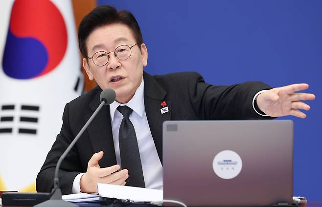 이재명 대통령이 27일 청와대에서 열린 국무회의에서 발언하고 있다./뉴시스