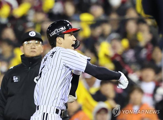 구본혁 '동점 적시타!'_(서울=연합뉴스) 임화영 기자 = 27일 서울 잠실야구장에서 열린 2025 프로야구 한국시리즈 한화 이글스 대 LG 트윈스 2차전. 2회 말 1사 2, 3루 LG 구본혁이 2타점 적시타를 친 뒤 기뻐하고 있다. 2025.10.27 hwayoung7@yna.co.kr