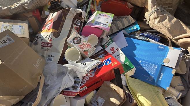 우유팩과 종이컵이 종이들 사이에 섞여 있다. 이렇게 분리 배출할 경우 종이컵과 우유팩은 재생 종이 제조 과정에서 걸러지거나 버려질 수 있다. 은정진 기자