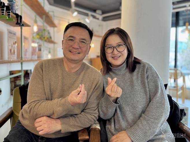 서욤보(왼쪽) 목사와 아내 차차씨가 지난 26일 서울 노원구 한 카페에서 손가락 하트를 만들어 보이고 있다.