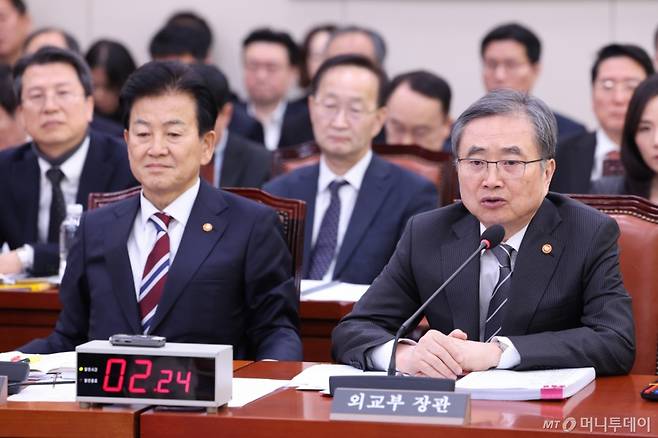 (서울=뉴스1) 신웅수 기자 = 조현 외교부 장관이 28일 서울 여의도 국회에서 열린 외교통일위원회 전체회의에서 현안 질의에 답변하고 있다. 2026.1.28/뉴스1 Copyright (C) 뉴스1. All rights reserved. 무단 전재 및 재배포, AI학습 이용 금지.